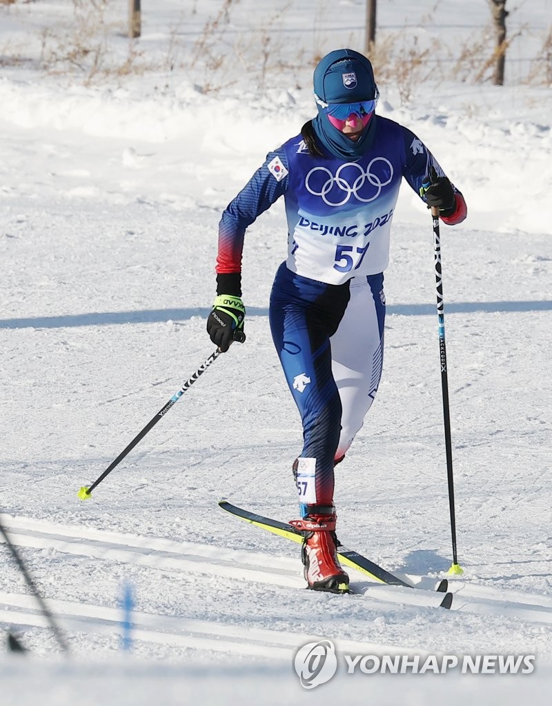 South Korean cross-country skier Lee Chae-won competes in the women's 7.5km+7.5km skiathlon event at the Beijing Winter Olympics at Zhangjiakou National Cross-Country Skiing Centre in Zhangjiakou, some 180 kilometers northwest of Beijing, in the Feb. 5, 2022, file photo. (Yonhap)