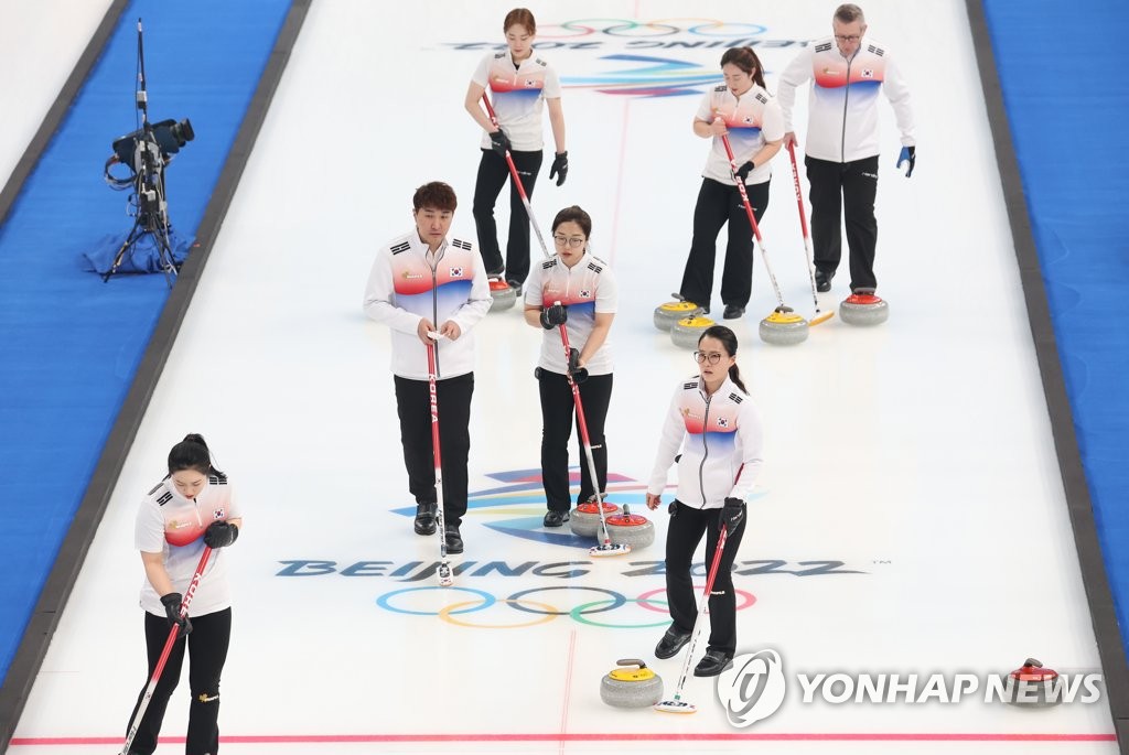 Members of the South Korean women's curling team at Beijing 2022 practice at the National Aquatics Centre in Beijing on Feb. 9, 2022. (Yonhap)