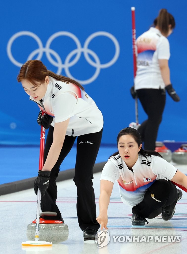 Members of the South Korean women's curling team at Beijing 2022 practice at the National Aquatics Centre in Beijing on Feb. 9, 2022. (Yonhap)