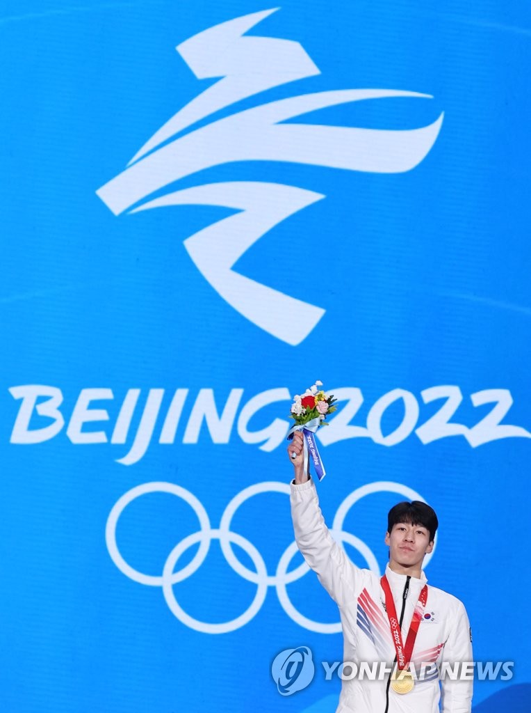 Le patineur de vitesse sur piste courte sud-coréen Hwang Dae-heon pose avec sa médaille d'or remportée à l'épreuve du 1.500m masculin aux Jeux olympiques d'hiver de Pékin 2022, au Medal Plaza de Pékin, le jeudi 10 février 2022. 