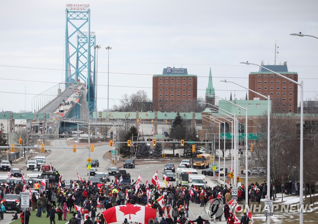 캐나다-미국 국경다리 봉쇄한 '백신 반대' 트럭 시위대