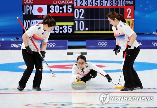 فريق الكيرلنغ النسائي لكوريا الجنوبية ضد نظيره الياباني في أولمبياد بكين