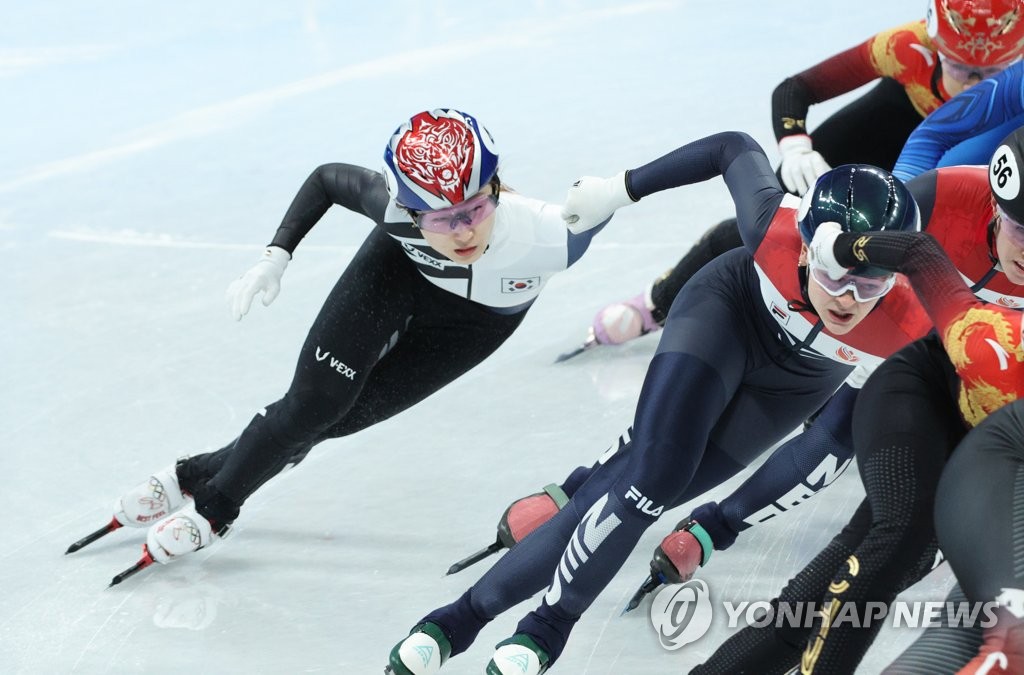 北京冬季五輪のスピードスケート・ショートトラック女子１５００メートル決勝で韓国の崔珉禎が金メダルを獲得した＝１６日、北京（聯合ニュース）