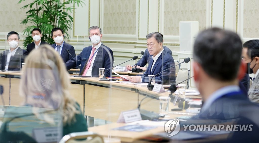 الرئيس مون يطلب من الشركات الأجنبية توسيع استثماراتها في كوريا الجنوبية - 2