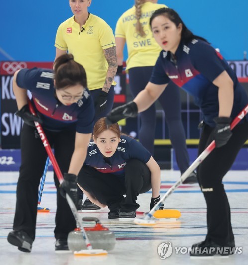 فريق الكيرلنغ النسائي لكوريا الجنوبية ضد نظيره السويدي في أولمبياد بكين