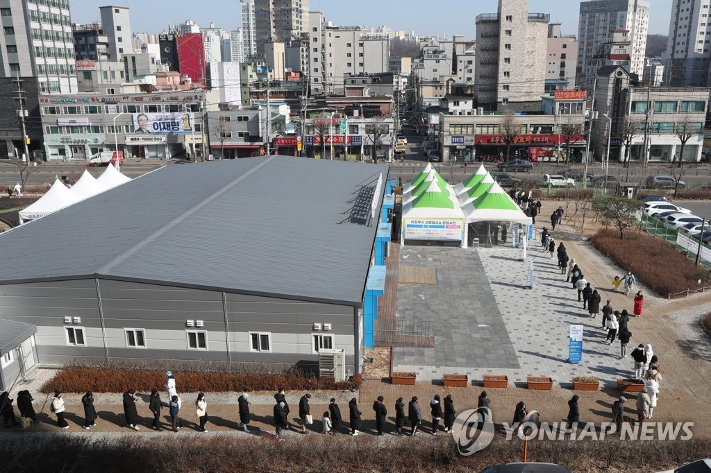 ソウル近郊、京畿道議政府市に設置された新型コロナ検査所で順番を待つ人々＝１８日、議政府（聯合ニュース）