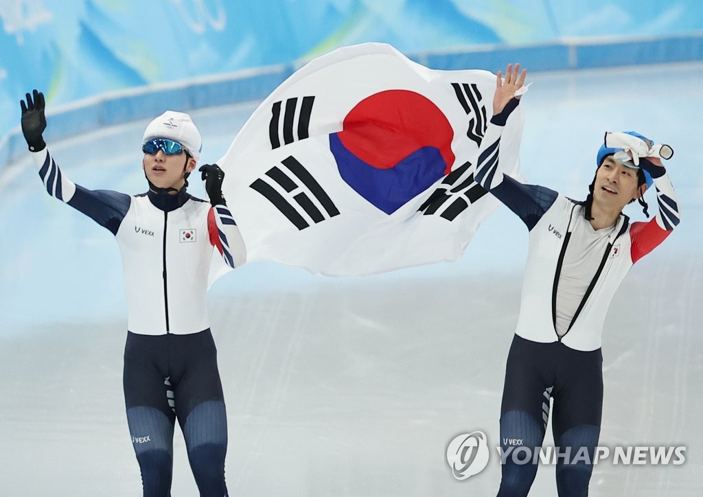 (أولمبياد بكين) فوز المتزلجين جونغ جيه-وون ولي سونغ-هون بفضية وبرونزية في سباق البداية الجماعية للرجال - 1