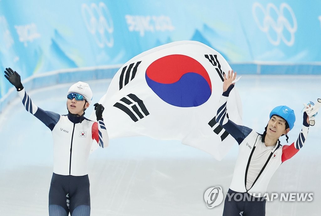 (أولمبياد بكين) زميلا التزلج يحصدان آخر ميداليتين في التزلج السريع قبل الأخير في الأولمبياد - 1