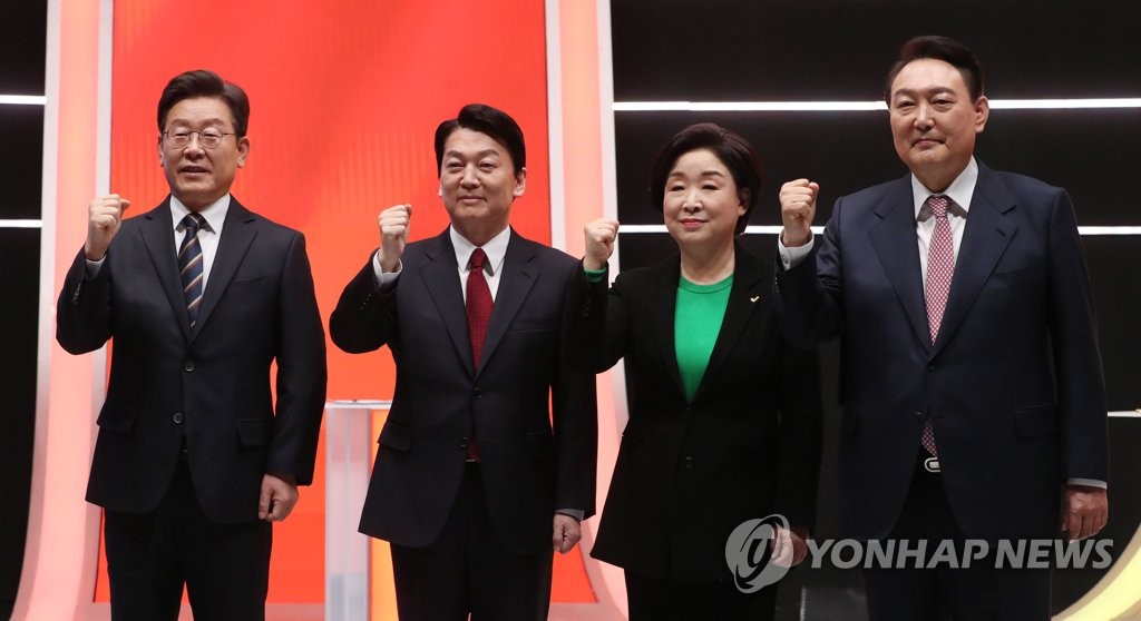 Presidential candidates pose for a photo before their TV debate at MBC in Seoul on Feb. 21, 2022. From left are Lee Jae-myung of the ruling Democratic Party, Ahn Cheol-soo of the minor opposition People's Party, Sim Sang-jeung of the Justice Party and Yoon Suk-yeol of the main opposition People Power Party. (Pool photo) (Yonhap)
