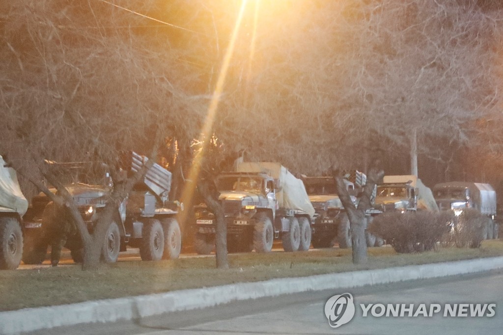 '친러 반군 통제' 우크라 도네츠크서 이동하는 군용 차량