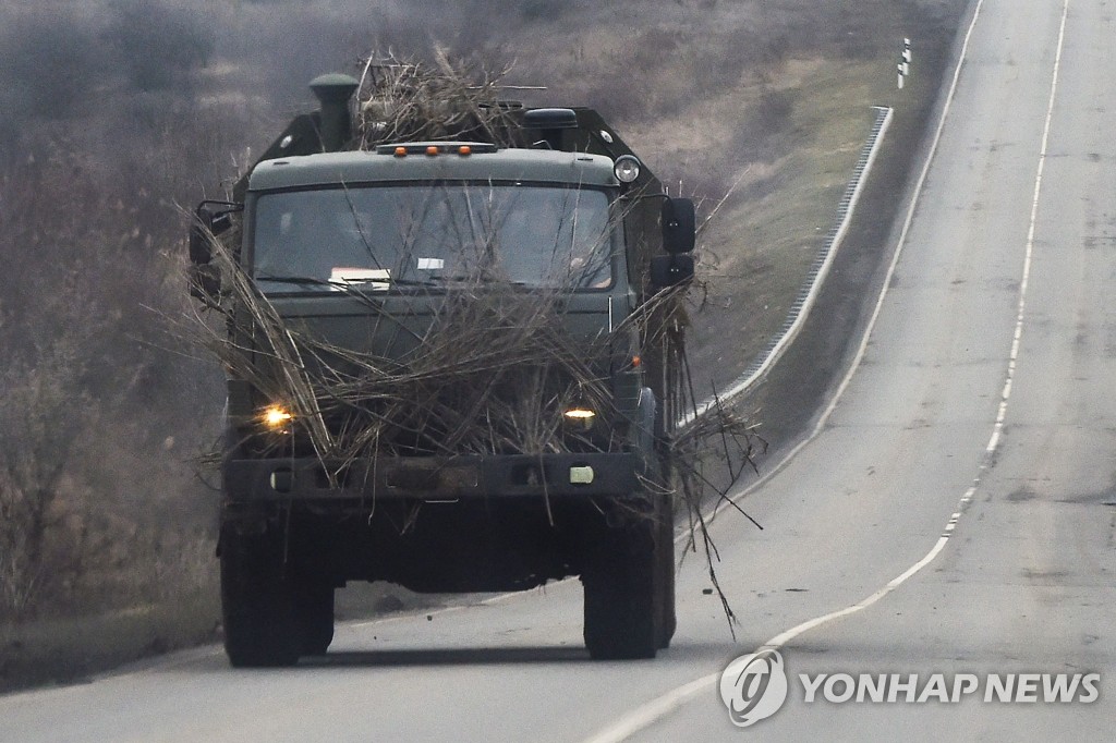 우크라 동부 도네츠크로 이동하는 러시아 군용트럭