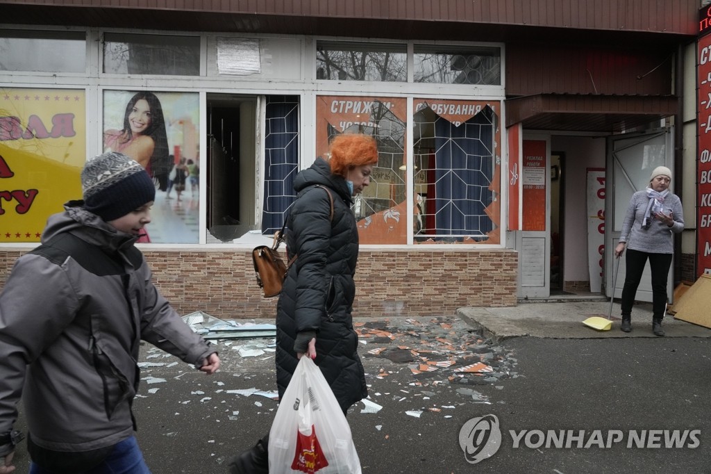 러시아군 포격으로 유리창 깨진 우크라 키예프 상점