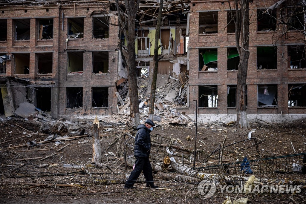 러시아 미사일 공격으로 파괴된 우크라 키예프 인근 건물