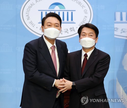 (2e LD) Présidentielle 2022 : Yoon et Ahn officialisent la fusion de leurs candidatures