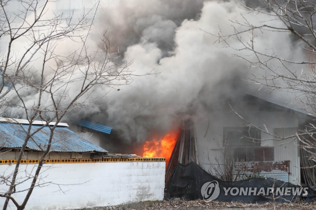 Homes burn in a wildfire in the eastern coastal county of Uljin on March 4, 2022. (Yonhap)