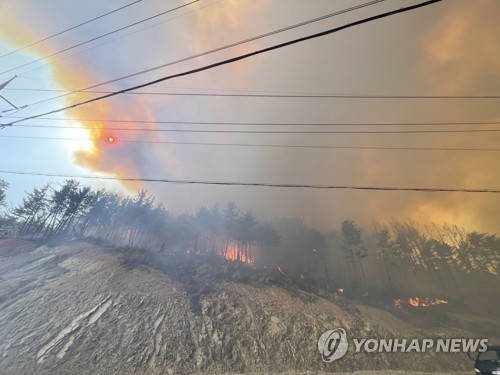 [울진삼척 산불] 야간대응 체제로 전환…울진읍 방어 전력