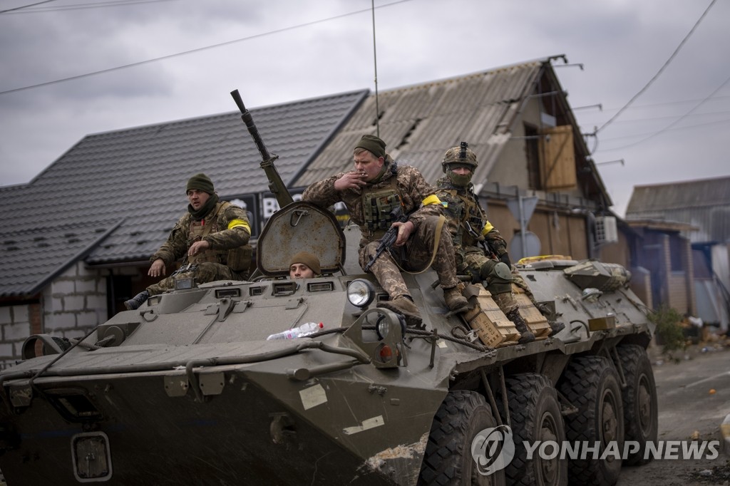 러시아 공세 속 수도 외곽서 이동하는 우크라이나군