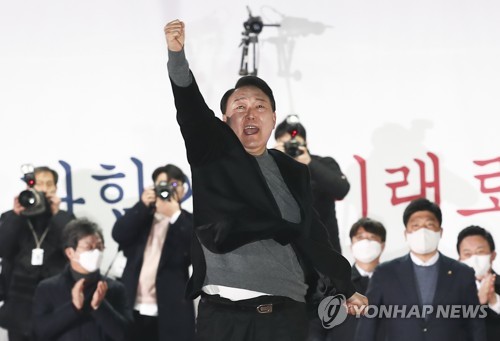 انتخاب يون سيوك-يول، مرشح حزب سلطة الشعب المعارض، رئيسا جديدا لكوريا الجنوبية