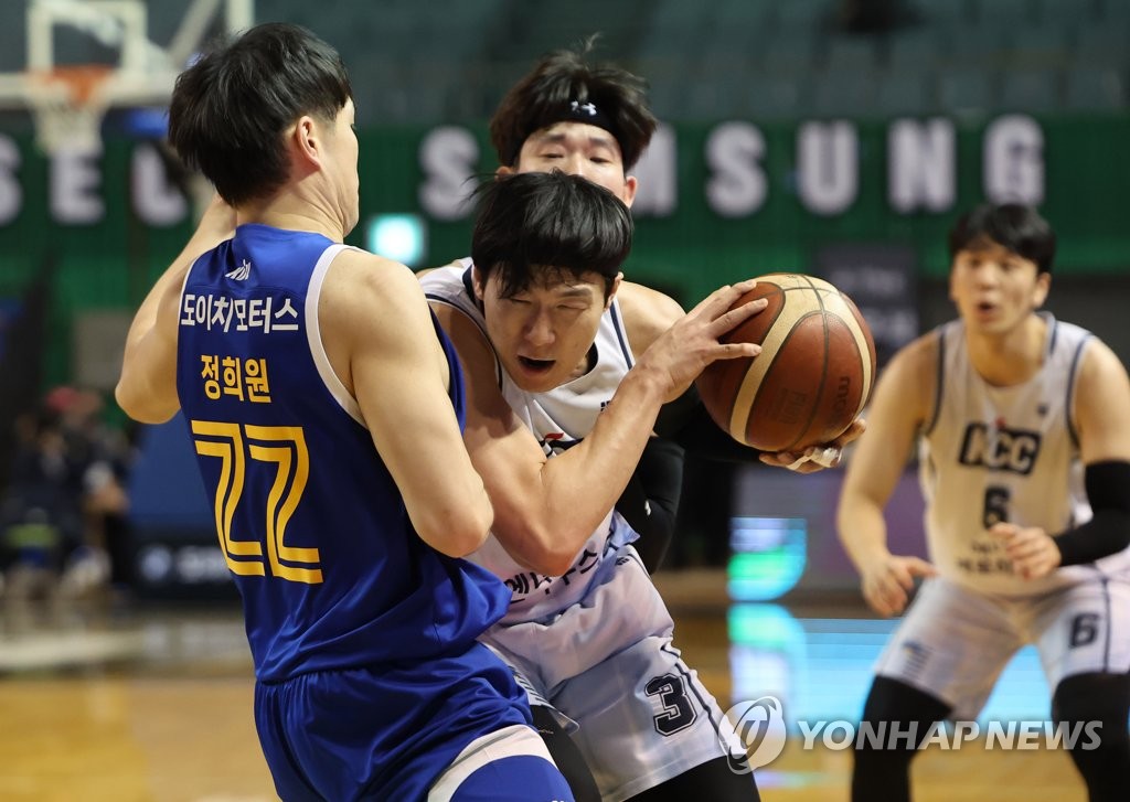 01st Apr, 2021. Song Kyu-chang in action Jeonju KCC Egis' Song Kyu-chang  passes the ball during a Korean Basketball League game against the Seoul  Samsung Thunders at Jeonju Gymnasium in Jeonju, North