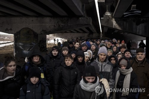 지난 8일 폭파된 다리 아래로 피신한 우크라 이르핀 주민들