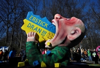 베를린 반러 시위 현장에 등장한 푸틴 조롱 피겨