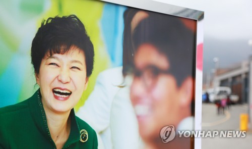 "언제 오나"…박근혜 전 대통령 사저 앞 지지자·정치권 발길