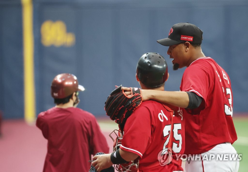 Ivan Nova of the SSG Landers (R) chats with his catcher Lee Hyun-seok on their way back to the dugout after the bottom of the first inning of a Korea Baseball Organization preseason game against the Kiwoom Heroes at Gocheok Sky Dome in Seoul on March 17, 2022. (Yonhap)