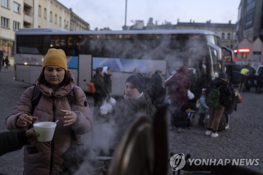 폴란드 국경역서 허기 달래는 우크라 난민들