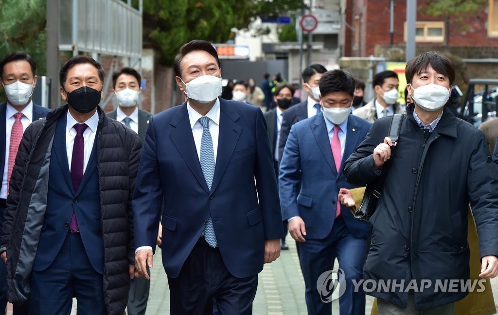 President-elect Yoon Suk-yeol (C), People Power Party chief Lee Jun-seok (R) and People Power Party floor leader Kim Gi-hyeon head to a restaurant in Seoul for lunch on March 18, 2022. (Pool photo) (Yonhap)