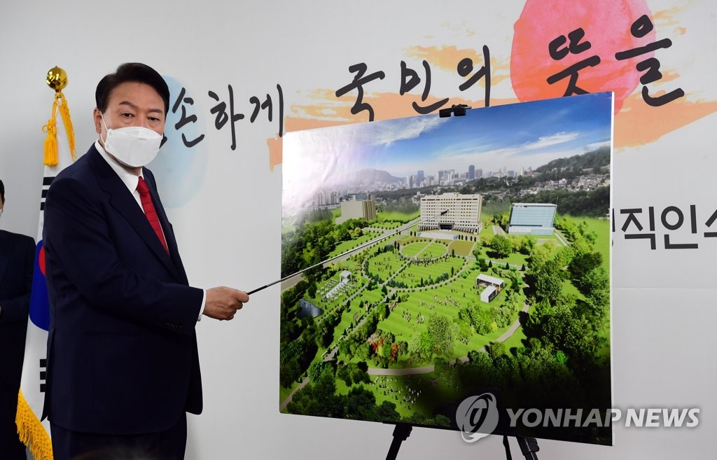 President-elect Yoon Suk-yeol points at an image of the defense ministry compound as he explains his plan to relocate the presidential office there, during a press conference at the transition team's headquarters in Seoul on March 20, 2022. (Pool photo) (Yonhap)