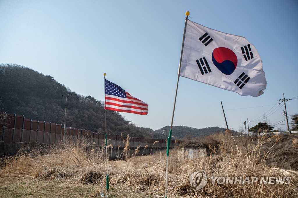 This photo, taken on March 22, 2022, shows the national flags of South Korea and the United States at a military training site in Pocheon, 45 kilometers north of Seoul. (Yonhap)
