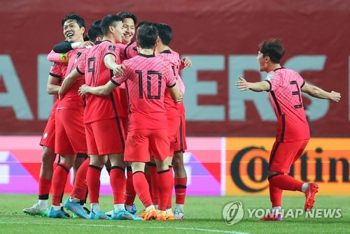S. Korea coach Bento hails captain Son Heung-min as 'good professional'