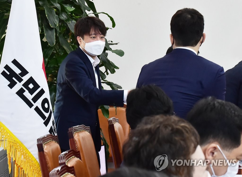 Lee Jun-seok (L), the chief of the main opposition People Power Party, attends his party's executive meeting at the National Assembly in Seoul on March 28, 2022. (Pool photo) (Yonhap)