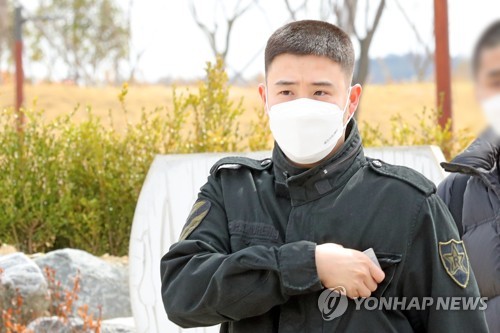 짧게 머리 깎은 피오, 해병대 입대…7주간 훈련