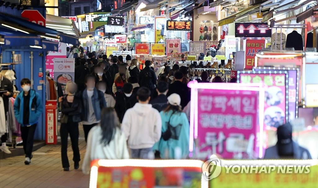 인파로 붐비는 홍대거리