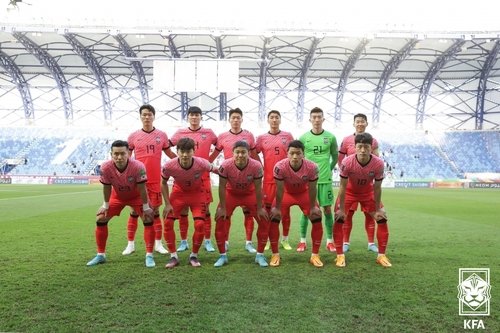 The starting members for South Korea pose for a group photo before their World Cup qualifying match against the United Arab Emirates at Al Maktoum Stadium in Dubai on March 29, 2022, in this photo provided by the Korea Football Association. (PHOTO NOT FOR SALE) (Yonhap)
