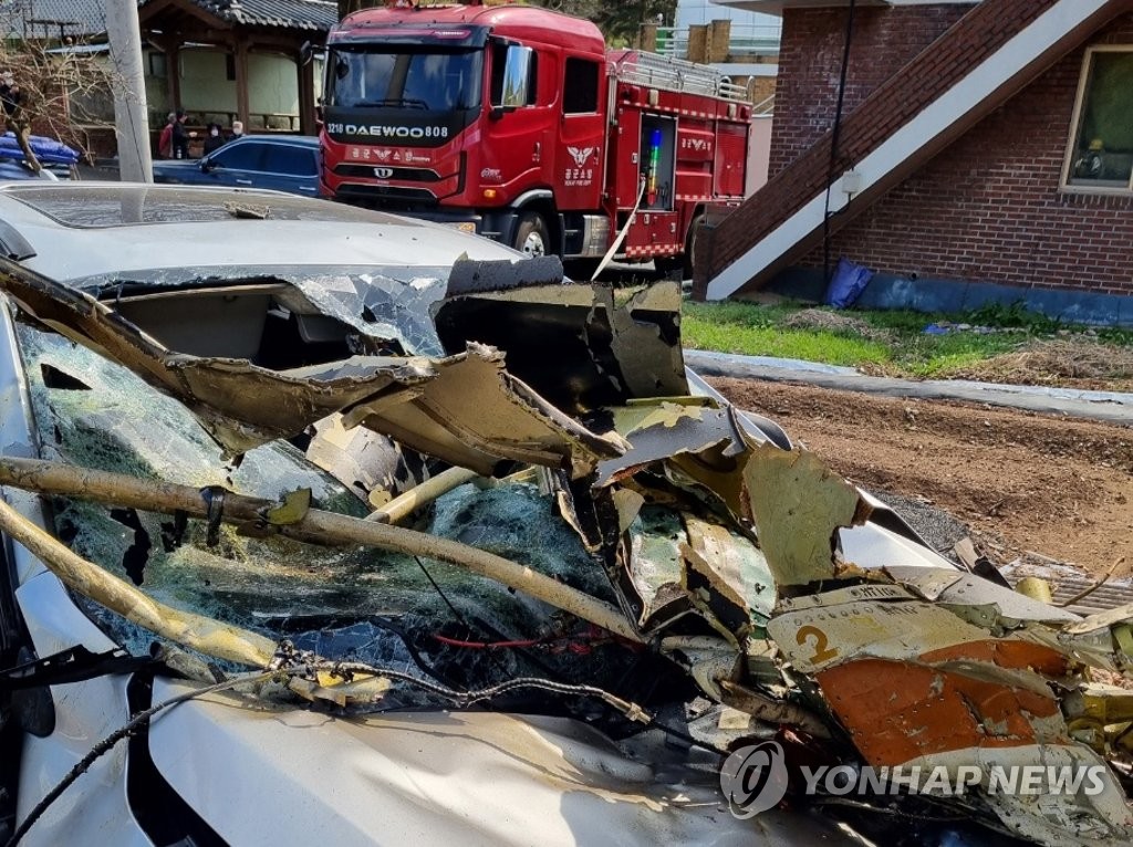 墜落機の破片で車破損か