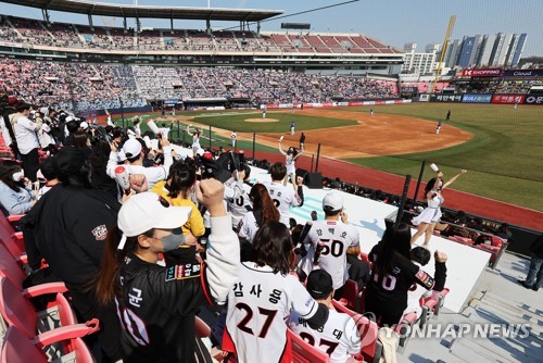Fans take in a Korea Baseball Organization regular season game between the home team KT Wiz and the Samsung Lions at KT Wiz Park in Suwon, 45 kilometers south of Seoul, on April 2, 2022. (Yonhap)
