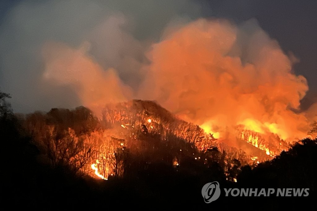 남한산성 자락에 산불