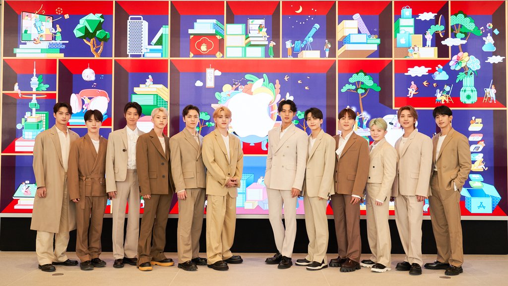 La foto, proporcionada por Apple Korea, muestra al grupo masculino de K-pop Seventeen posando ante los fotógrafos durante una conferencia de prensa, sostenida, el 7 de abril de 2022, en la tienda de Apple, en Myeongdong, en el centro de Seúl. (Prohibida su reventa y archivo)