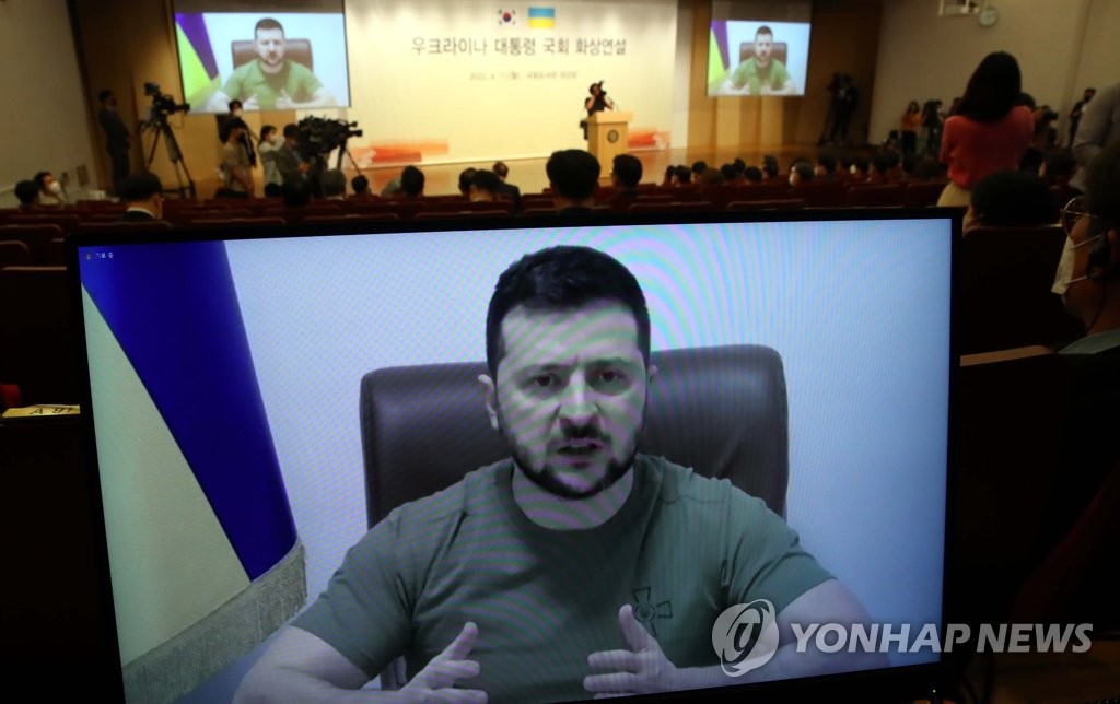 (LEAD) Zelenskyy asks S. Korea for military equipment support