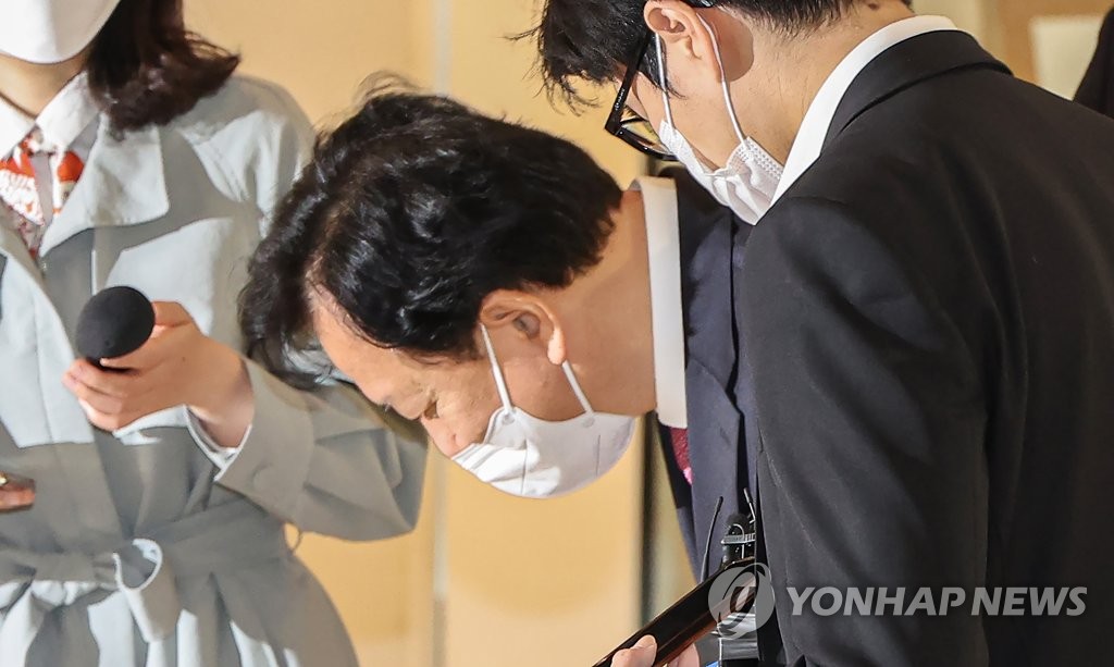 인사하는 정호영 보건복지부 장관 후보자