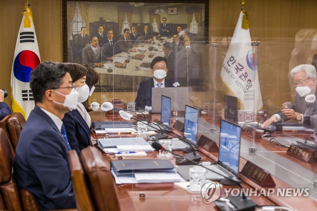 In this file photo, Joo Sang-yeong (rear), acting chair of the rate-setting Monetary Policy Committee, presides over a meeting of the committee at the Bank of Korea in Seoul on April 14, 2022. The central bank raised its key interest rate by a quarter percentage point to 1.5 percent for April to rein in rising inflation pressure, as the ongoing war in Ukraine has sent oil and major commodity prices even higher. (Pool photo) (Yonhap)
