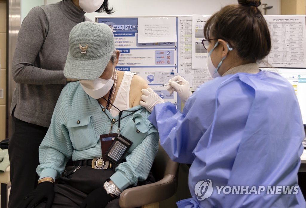 Une personne reçoit un vaccin contre le nouveau coronavirus (Covid-19). (Photo d'archives Yonhap) 
