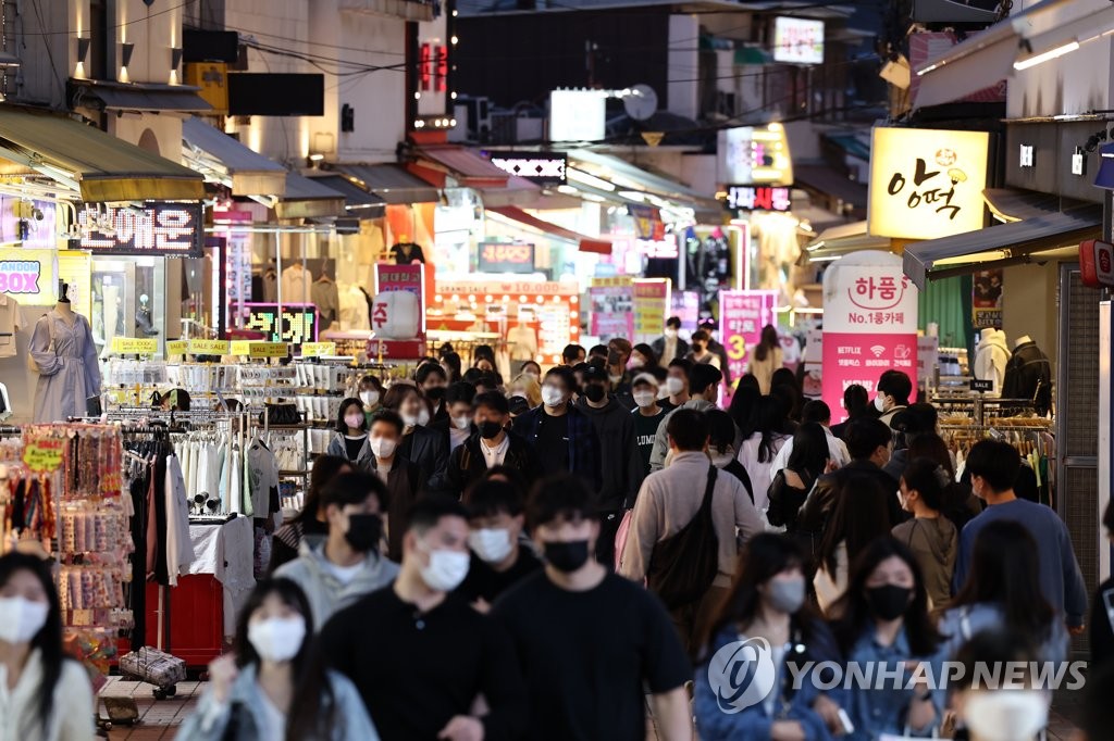 A street in Hongdae, one of the busiest entertainment districts in Seoul, is crowded with people on April 15, 2022. The government announced on the day it will lift all COVID-19 social distancing rules, except the mask mandate, starting next week. (Yonhap)