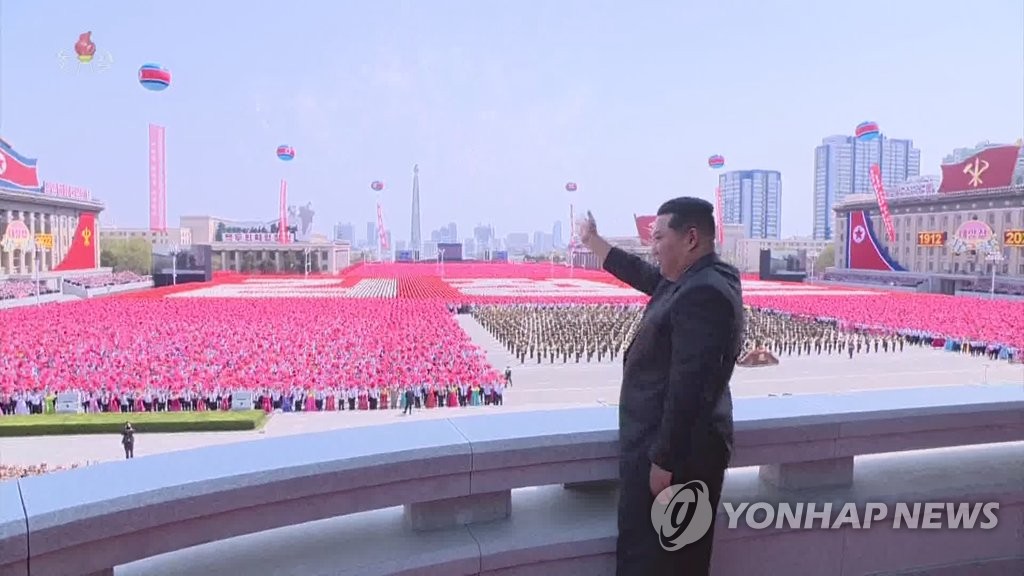 북한 김정은, '태양절 경축' 중앙보고대회·평양시 군중시위 참석