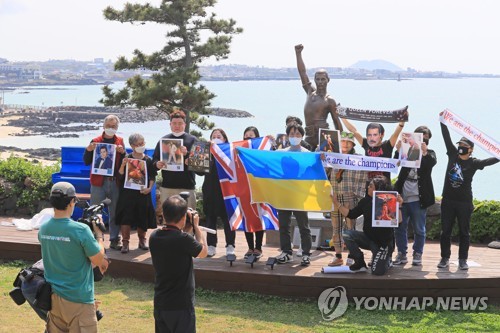 제주 바닷가서 프레디 머큐리 동상 제막