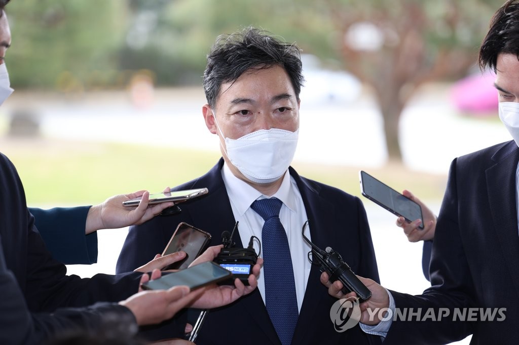 Prosecutor General Kim Oh-soo answers reporters' questions while reporting to work at the Supreme Prosecutors Office in Seoul on April 22, 2022. (Yonhap)