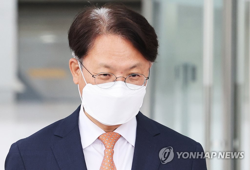 청사 나서는 김관정 수원고검장