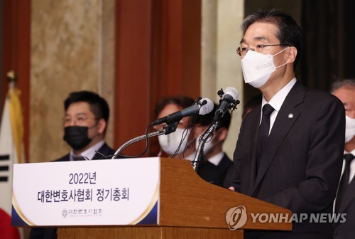 '검수완박' 중재안 입법 중지 촉구 성명서 발표하는 대한변협